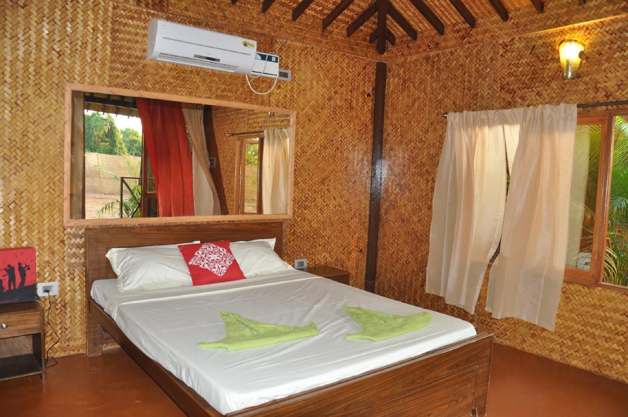 Rock Water Resort Morjim Ruang foto