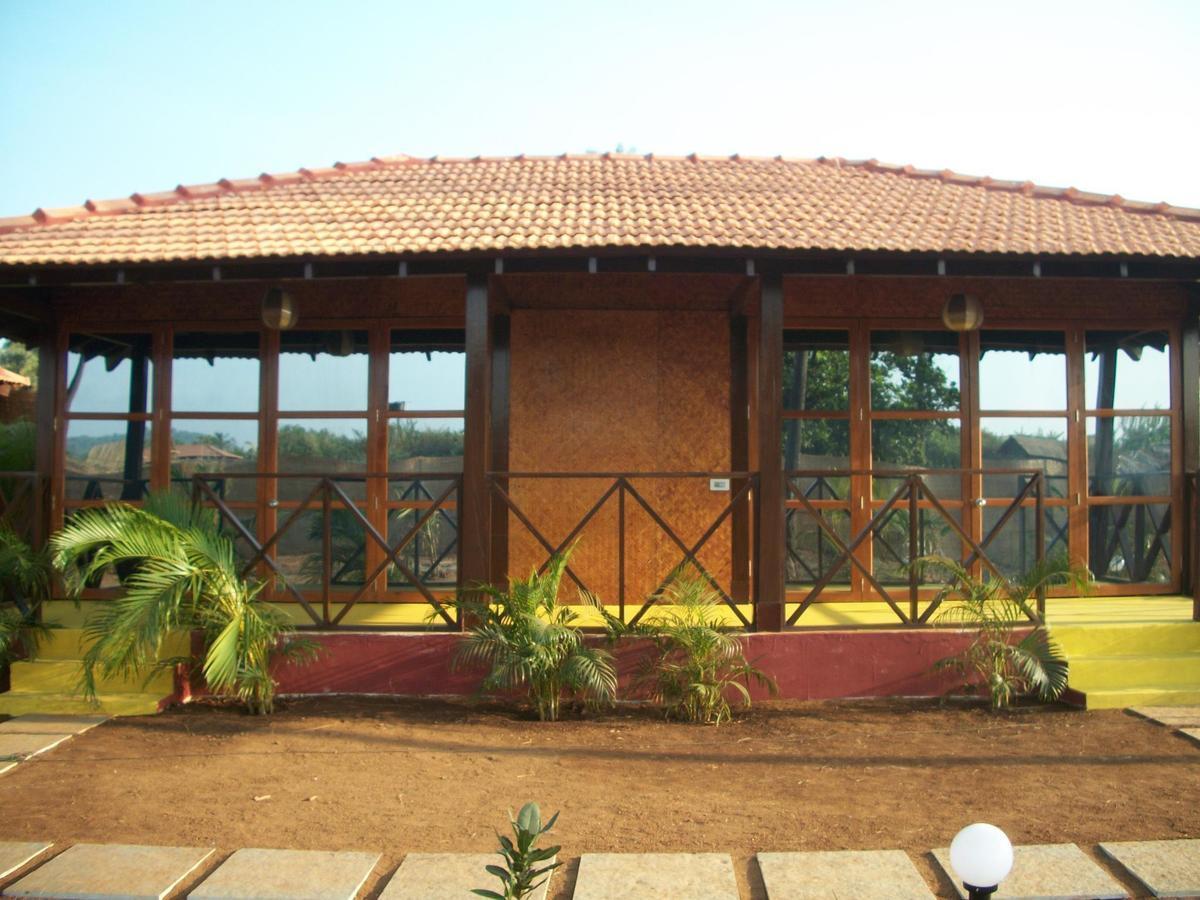Rock Water Resort Morjim Bagian luar foto
