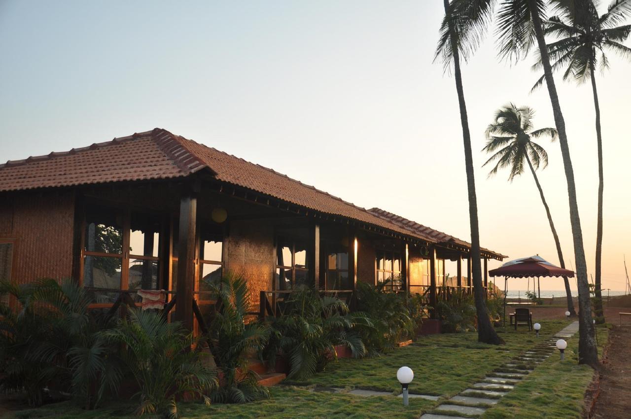 Rock Water Resort Morjim Bagian luar foto
