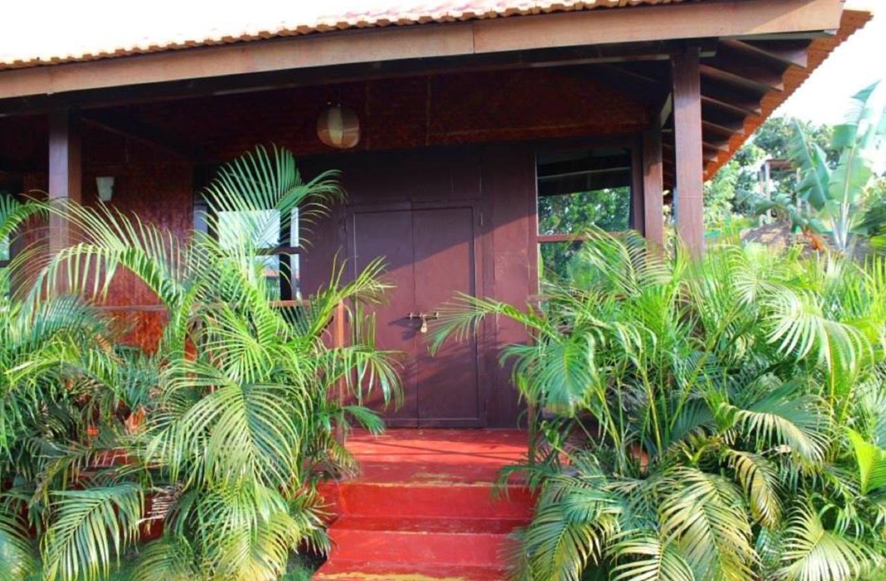 Rock Water Resort Morjim Bagian luar foto