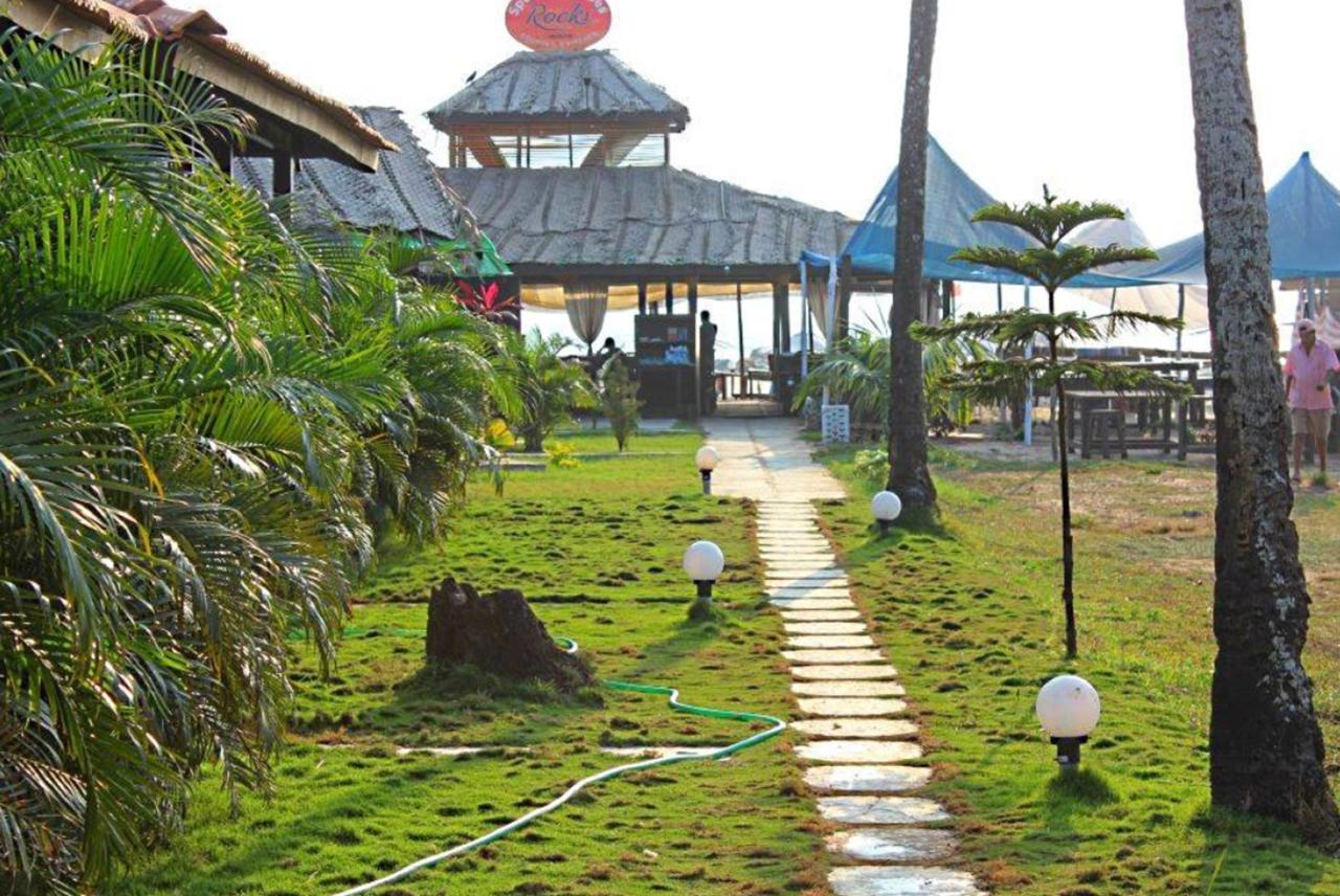 Rock Water Resort Morjim Bagian luar foto