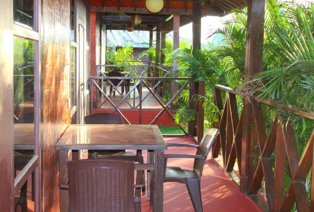 Rock Water Resort Morjim Bagian luar foto
