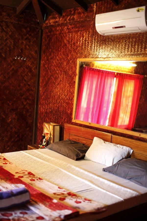 Rock Water Resort Morjim Bagian luar foto