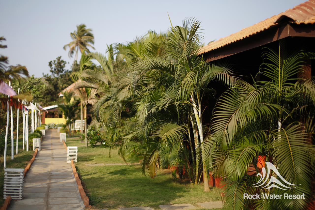Rock Water Resort Morjim Bagian luar foto