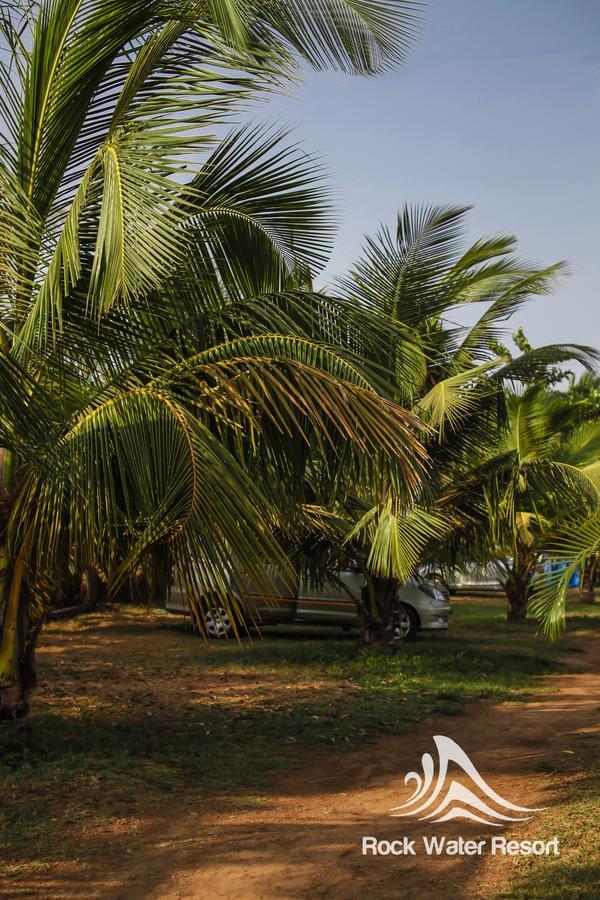 Rock Water Resort Morjim Bagian luar foto