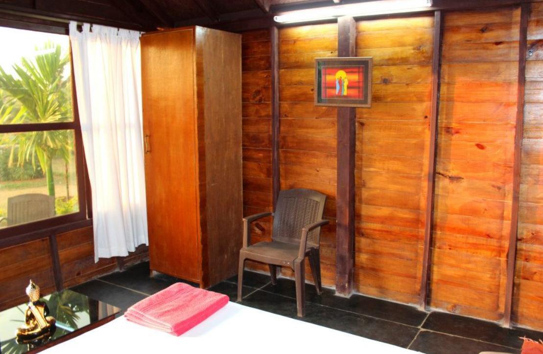 Rock Water Resort Morjim Ruang foto