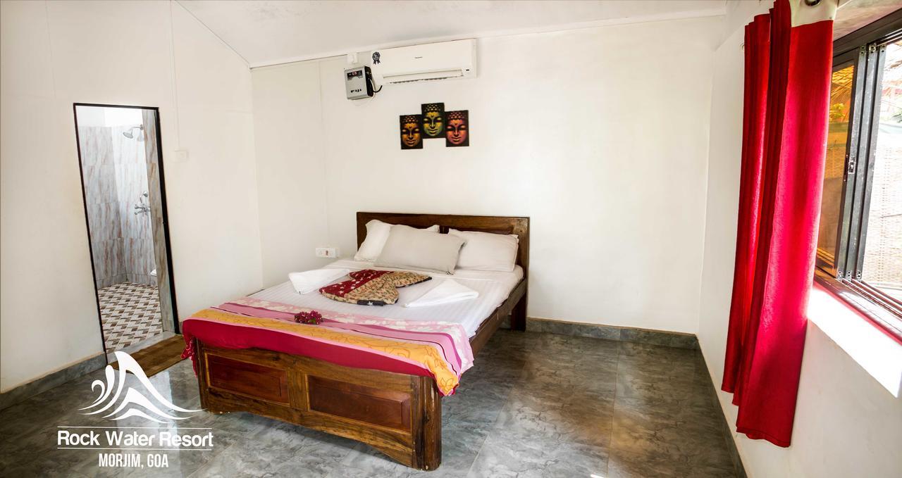 Rock Water Resort Morjim Bagian luar foto
