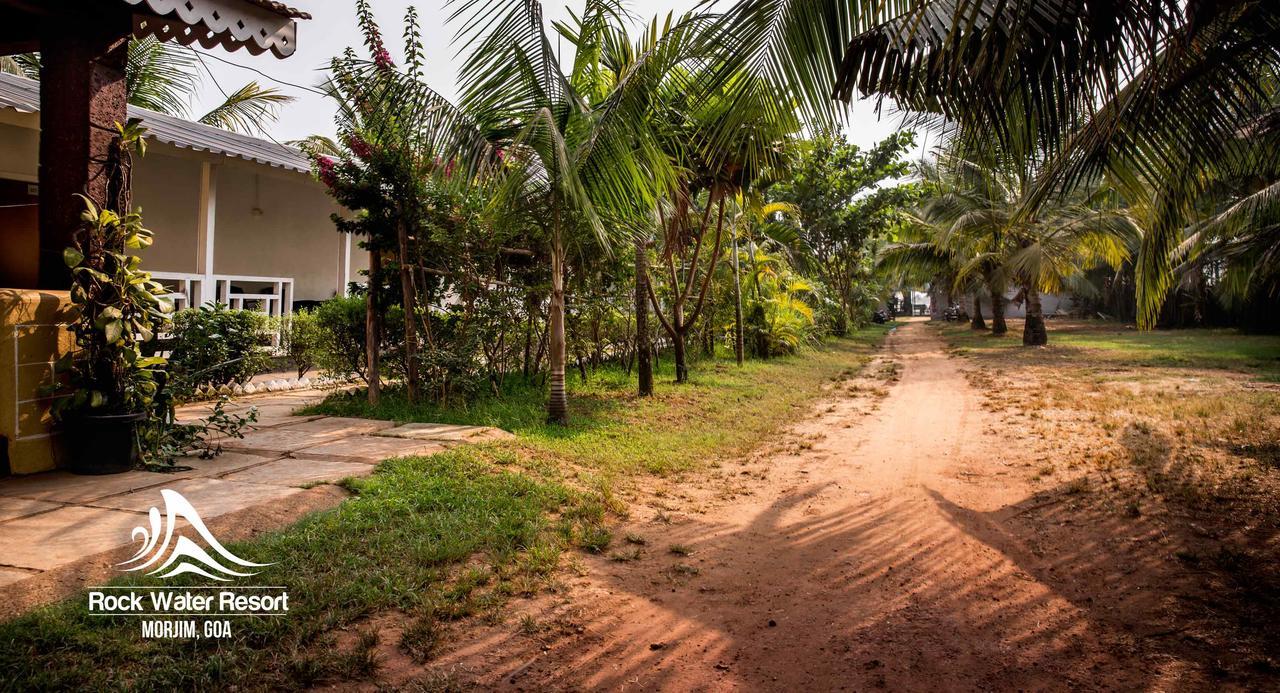 Rock Water Resort Morjim Bagian luar foto
