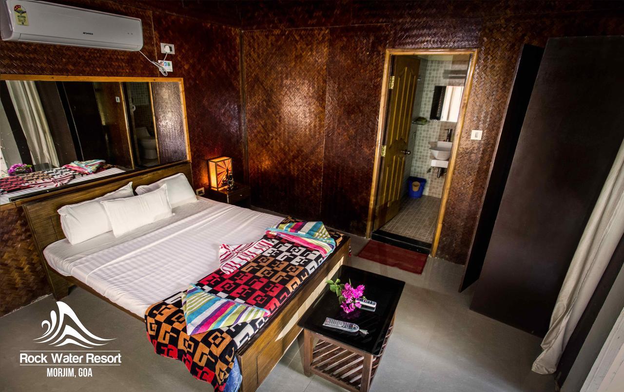 Rock Water Resort Morjim Bagian luar foto
